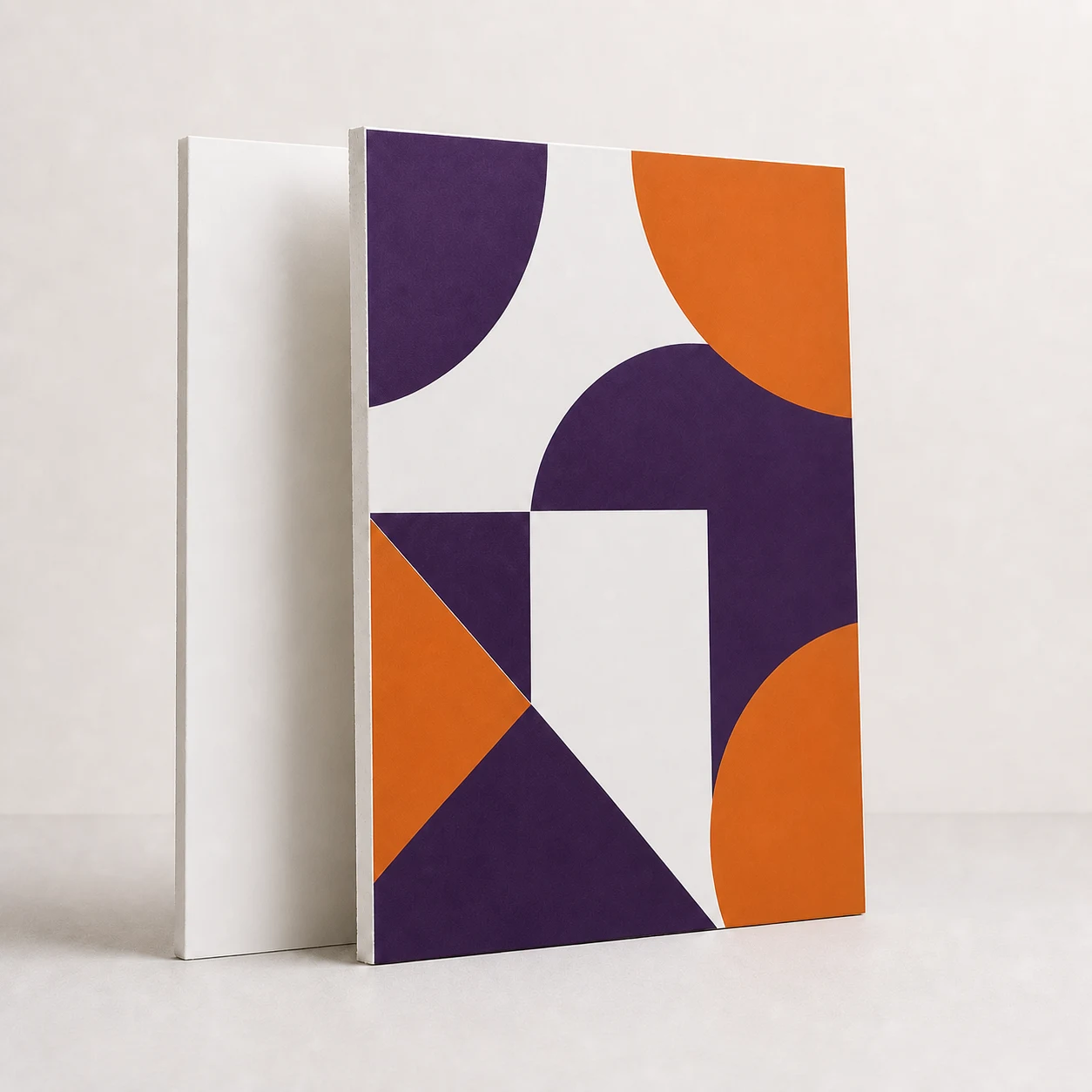 Twee rechthoekige foamplaten met een abstracte kleurprint