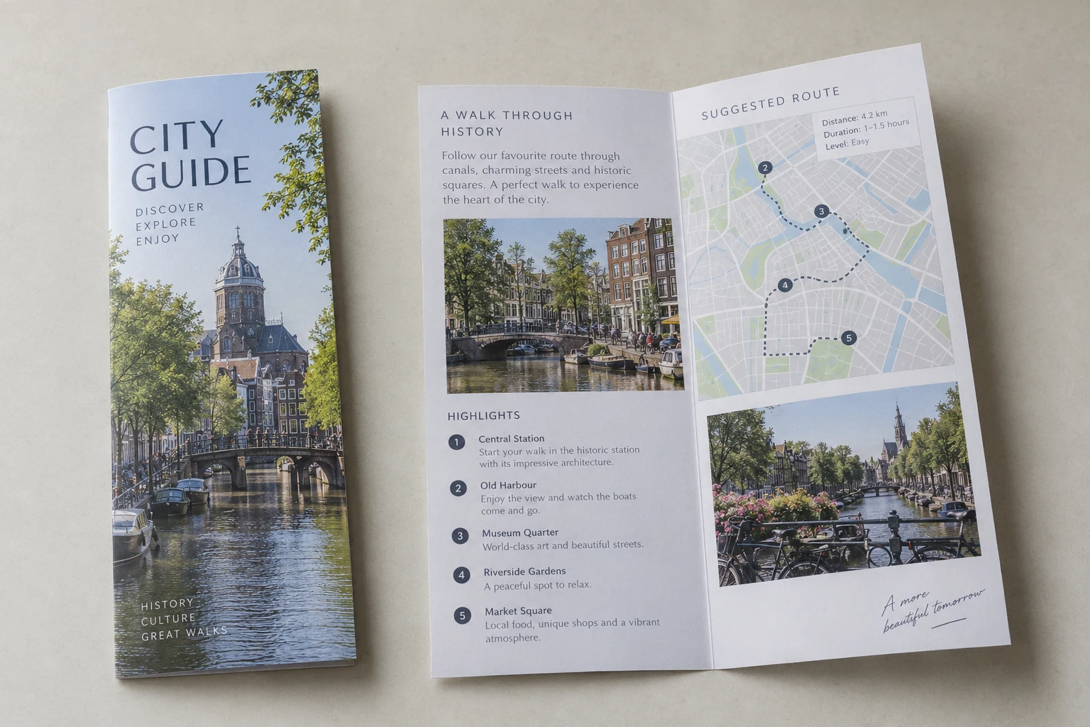 Smalle DIN-long folder van 99 bij 210 mm met een stadsgids