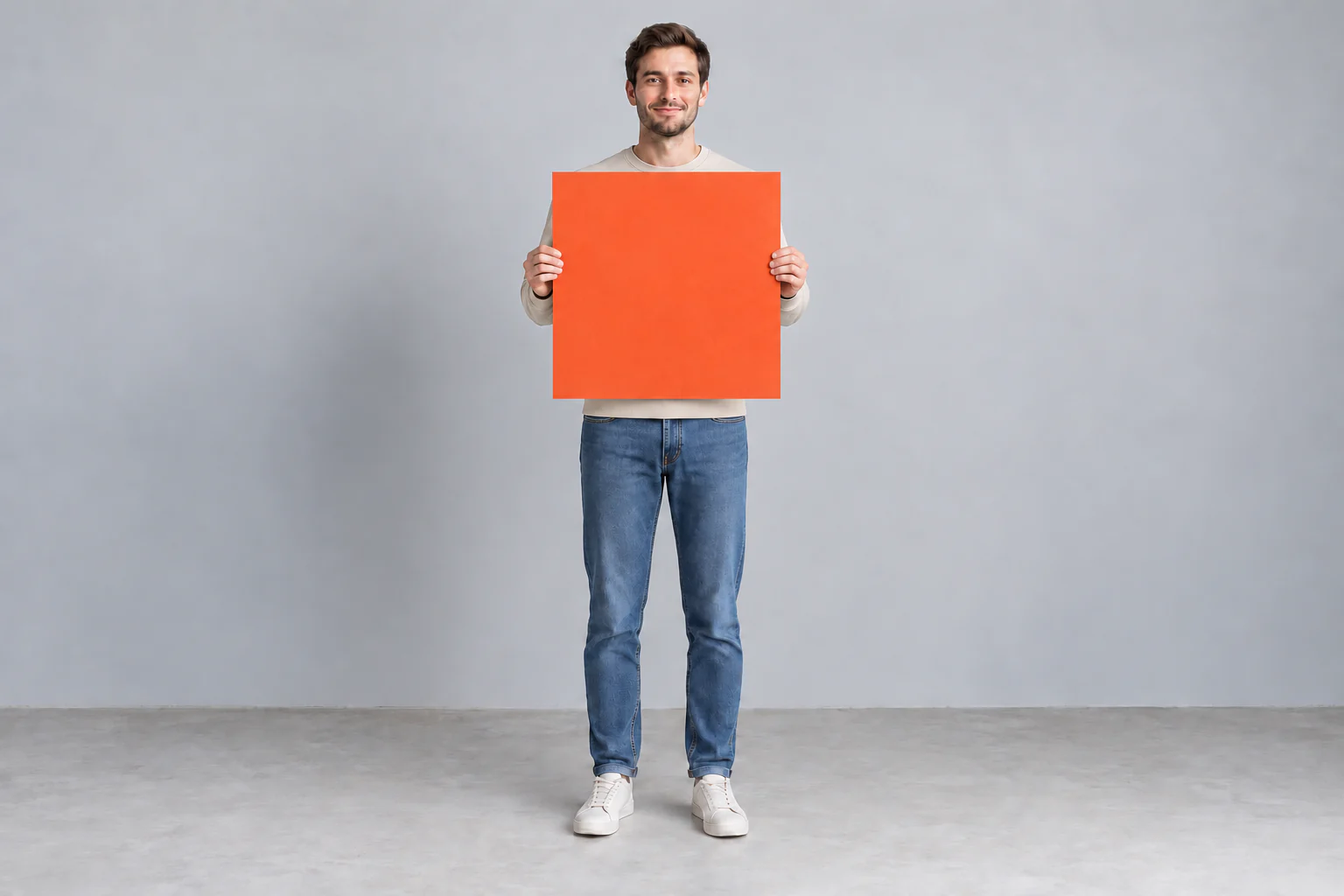 Formaatindicatie: een persoon met een 50x50 poster van 50 × 50 cm