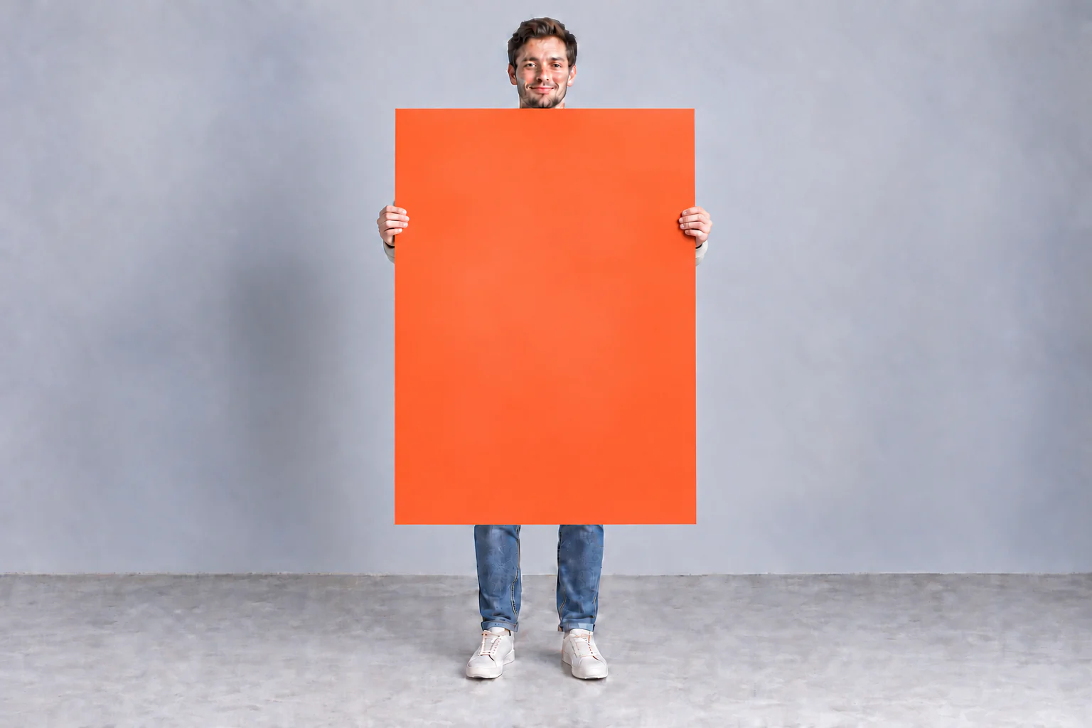 Formaatindicatie: een persoon met een A0 poster van 84,1 × 118,9 cm