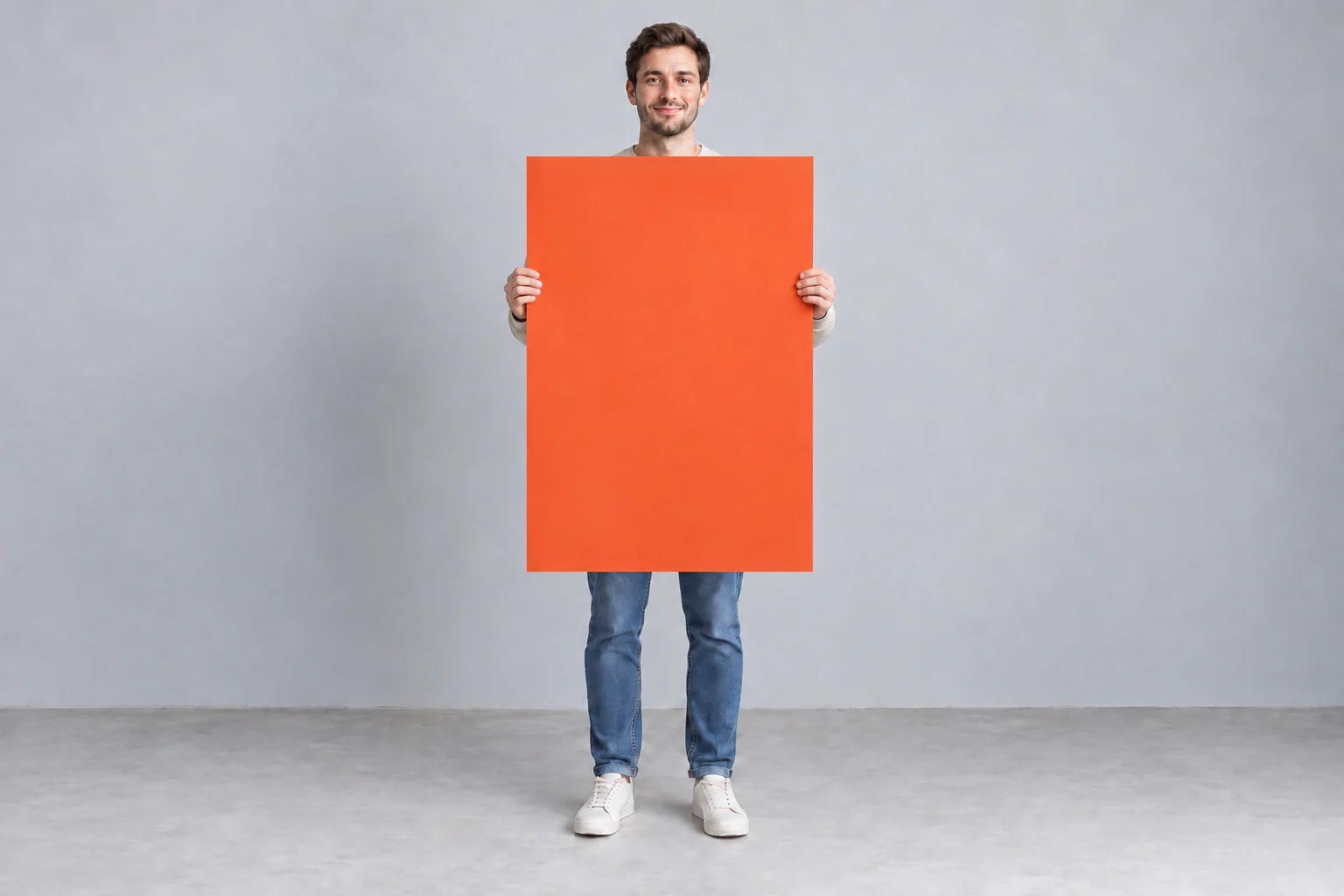 Formaatindicatie: een persoon met een A1 poster van 59,4 × 84,1 cm