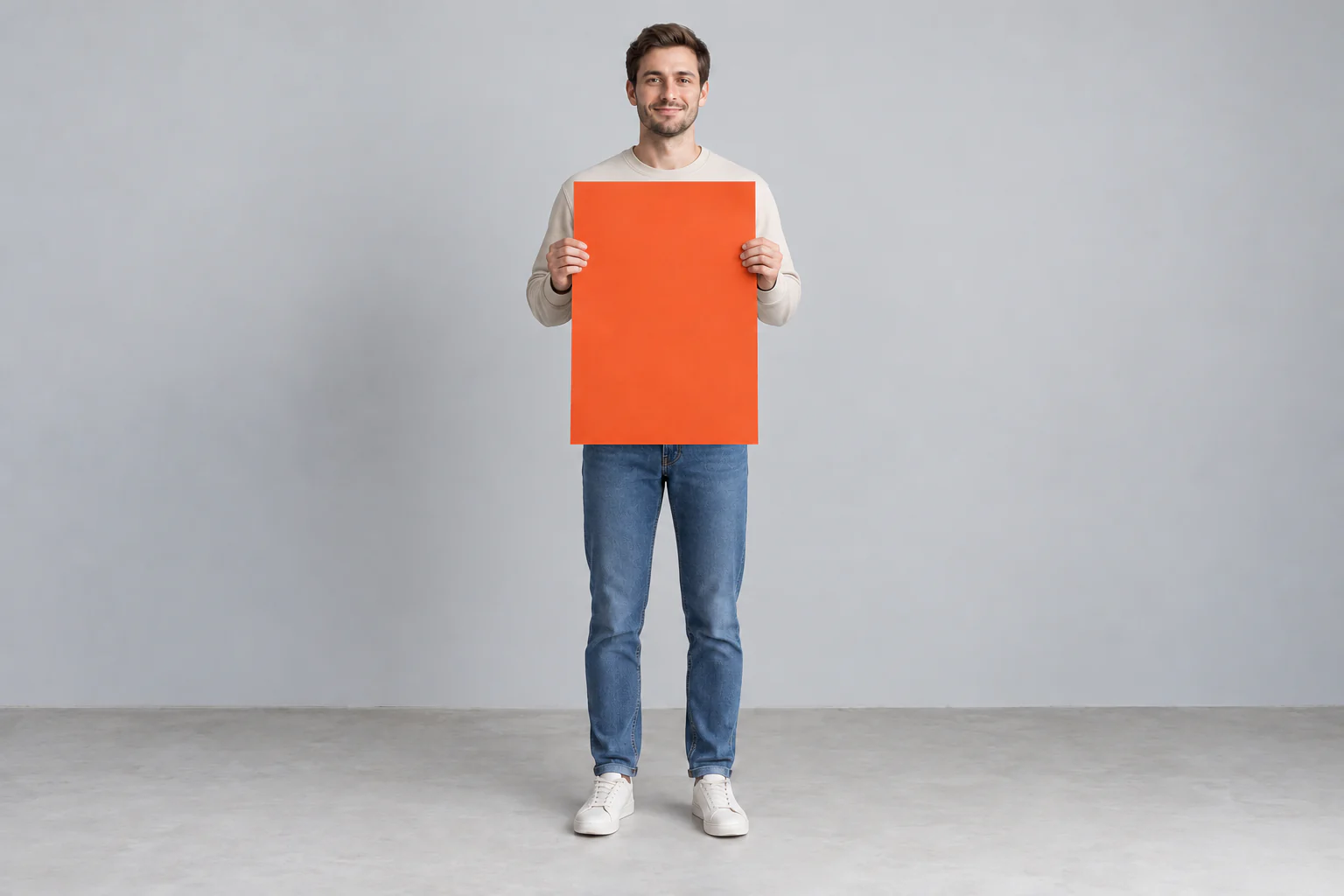 Formaatindicatie: een persoon met een A2 poster van 42 × 59,4 cm