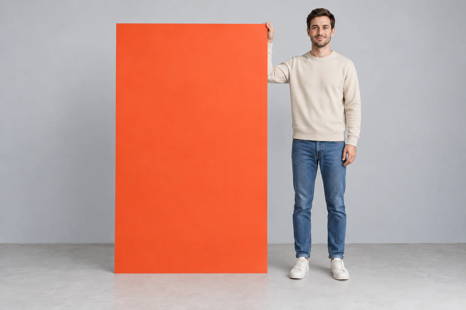 Formaatindicatie: een persoon naast een grote losse abri-poster