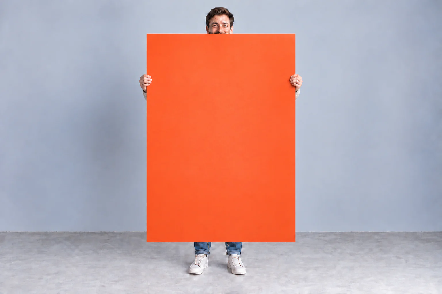 Formaatindicatie: een persoon met een B0 poster van 100 × 141,4 cm · op aanvraag
